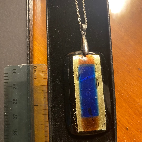 Fused glass pendant on a silver tone chain - Picture 5 of 7